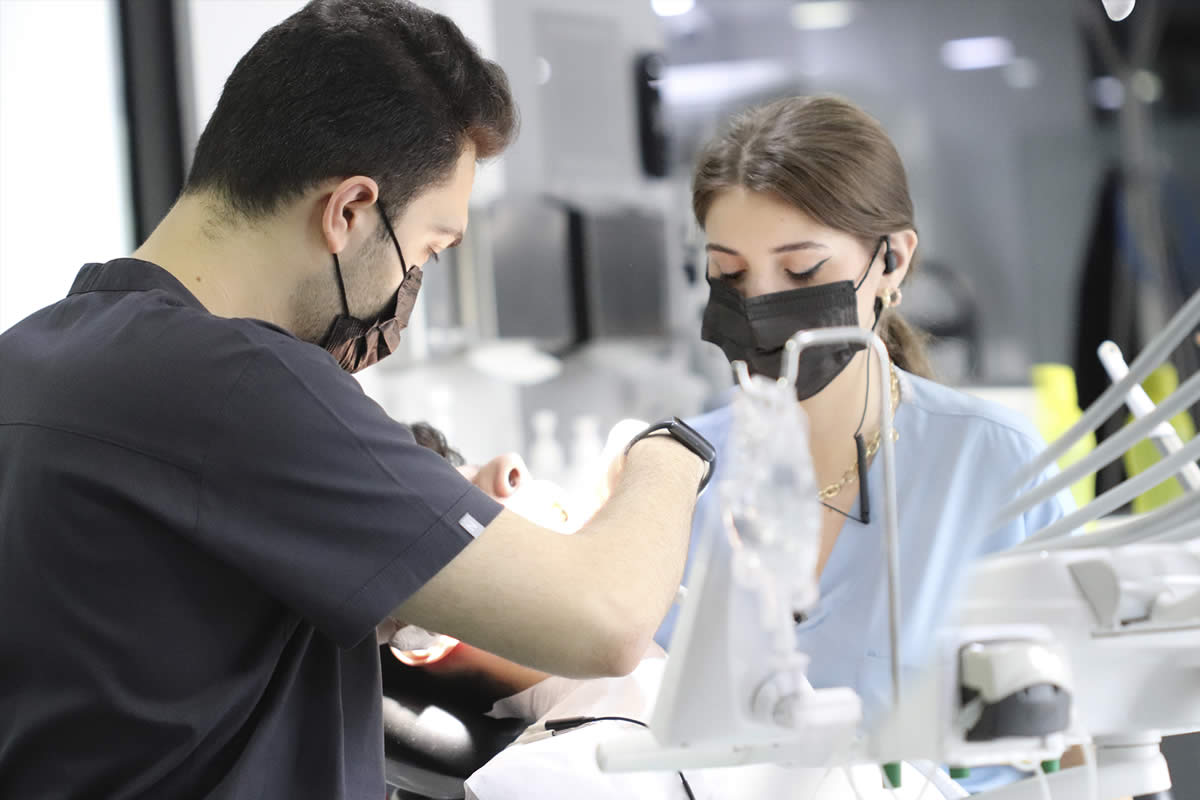 İmplant Tedavisinin Avantajları Nelerdir?